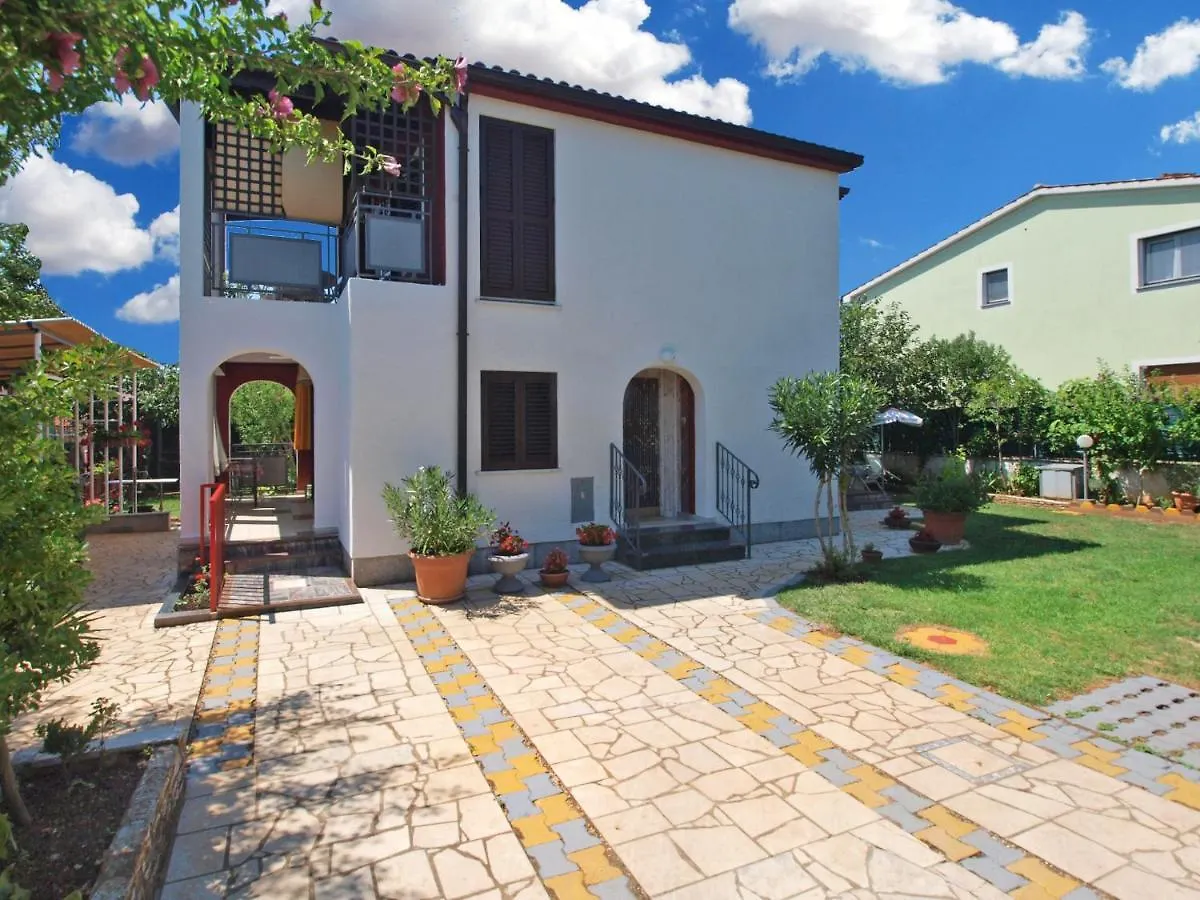 Apartments Ana 418 Fazana 0*,